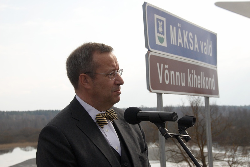 President Toomas-Hendrik Ilves ja Võnnu kihelkonna silt