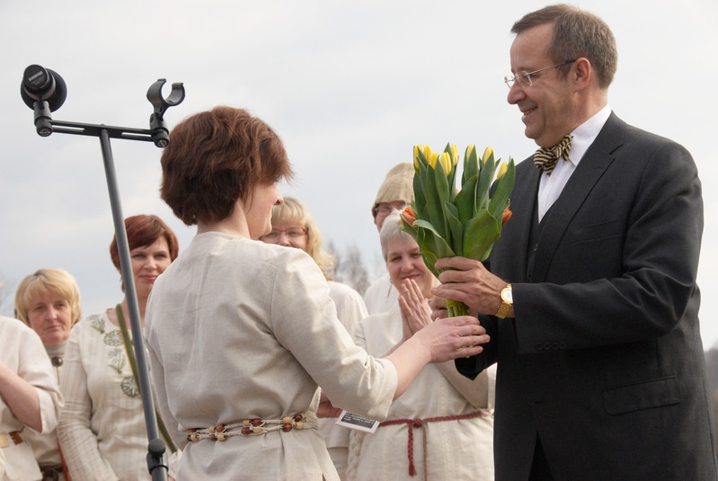 President Toomas-Hendrik Ilvesele kingitakse lilled