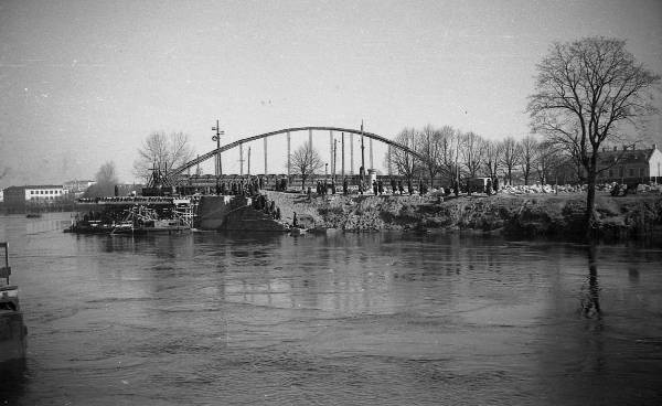 Arch bridge (flower bridge): construction works. Tartu, 1957-1959. Photo Aleksander Maastik.