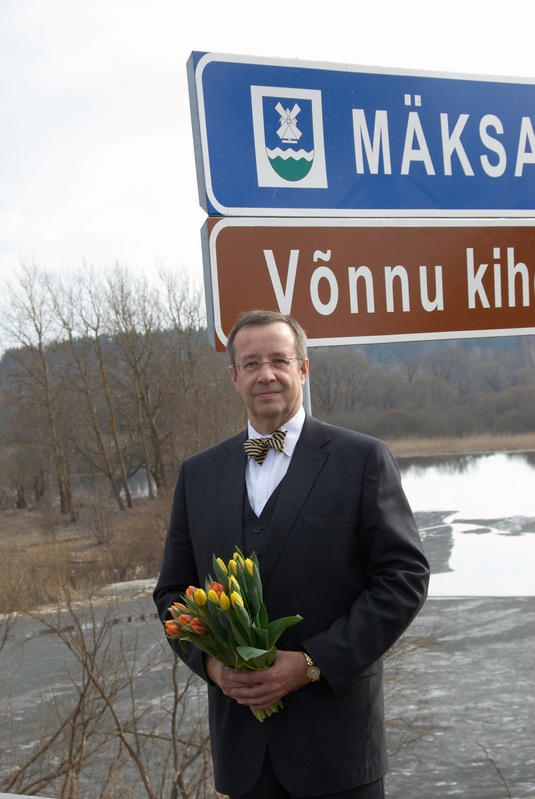 President Toomas-Hendrik Ilves ja Võnnu kihelkonna silt