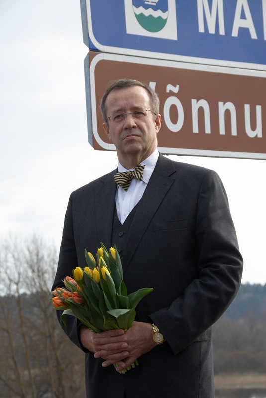 President Toomas-Hendrik Ilves ja Võnnu kihelkonna silt