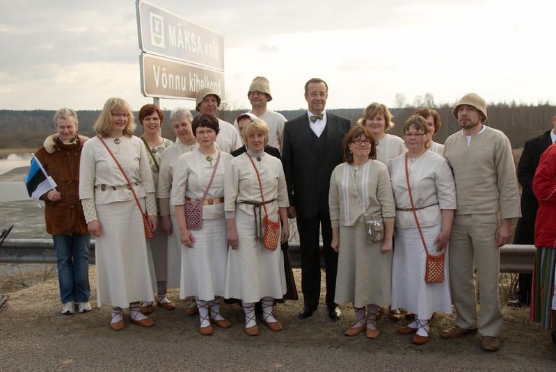 President Toomas Hendrik Ilves ja Krista Aru ning laulu-mänguselts Helin
