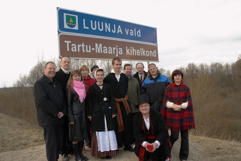 Grupipilt: Konrad Vanja (Kultuuride muuseum, Berliin), Toomas Kiho (Akadeemia), Liisi Toom, Leida Lepik, Eerik Leibak (Eestimaa Looduse Fond), Krista Aru, Juhan Aru, Peeter Päll (Eesti Keele Instiuut), Kristjan Raba, Evar Saar (Võru Instituut), Jüri Jagomägi (AS Regio), Tiina Tael