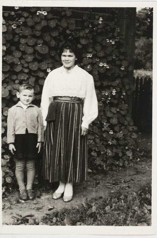 Astrid Koslova - Juuru Keskkooli internaadi koristaja, Juuru rahvamaja naiskoori rõivastuses