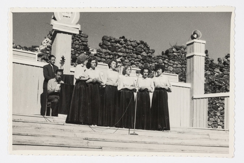 Sindi a/ü klubi naisansambel esinemas rahvapeol Karksis 1958