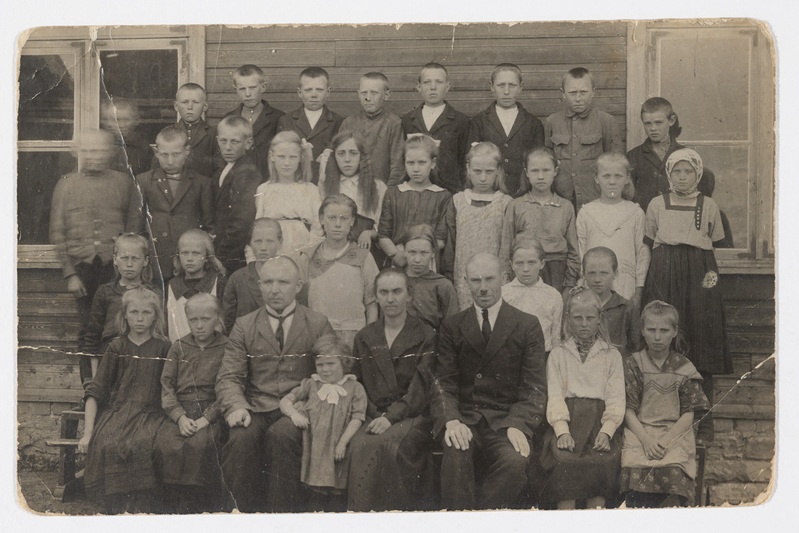 Viluvere kooli õpilased ja õpetajad umbes 1935. a.