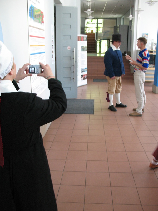 "Kuku" raadio korrespondent Madis Ligi intervjueerib rahvarõivastes meest.