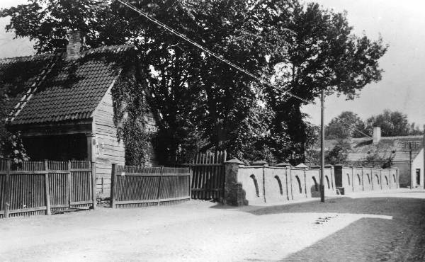 Lai tänav.
Esiplaanil lippaed ja aiamüür. 
Tartu, ca 1915.