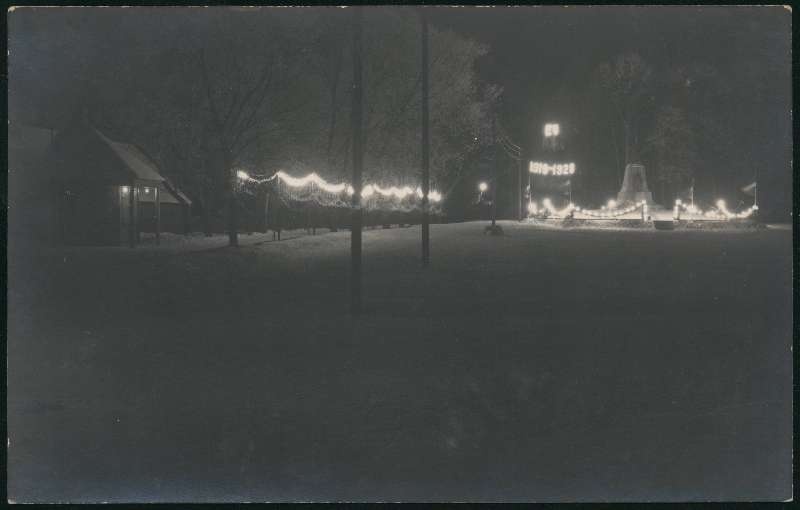 fotopostkaart, Viljandi, Eesti Vabadussõjas langenute mälestussammas, valgustatud, Kiriku allee (Tasuja pst), veebruar 1928