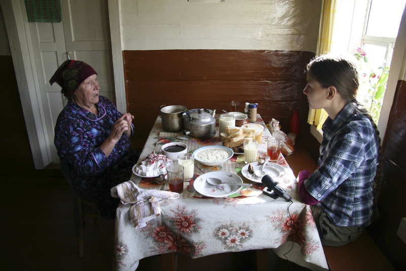 Klavdia Jegorjevna Lipina (komi, s 1938) ja TÜ etnoloogiamagistrant Piret Koosa, Ust-Kulomi alev