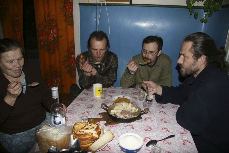 Domna Petrovna Lipina (komi, s 1939), Jevgeni Borissovitš Lipin (komi, s 1966), Vladimir Borissovitš Lipin (komi, s 1965) ja TÜ etnoloogiaprofessor Art Leete söömas, Ust-Kulomi alev