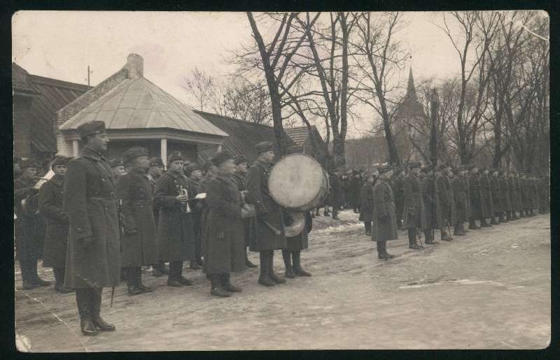 fotopostkaart, Viljandi, Vabaduse plats, Eesti Vabariigi sünnipäev, sõjaväelased, Kiriku allee (Tasuja pst), Jaani kirik, 24.02 u 1930