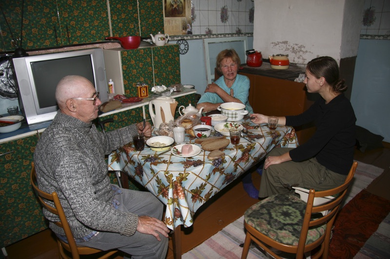 Aleksei Paršukov (komi, s 1938), Antonida Timofejevna Mišarina (komi, s 1935) ja TÜ magistrant Piret Koosa teed joomas, Mõjoldino küla