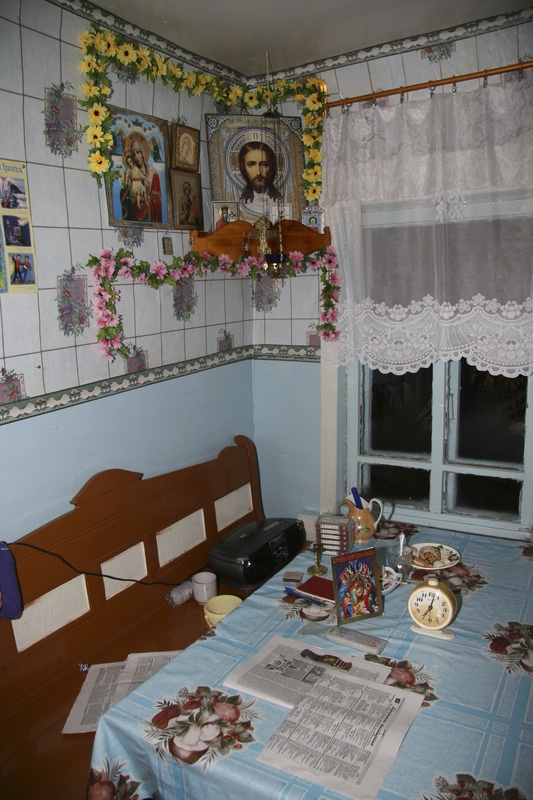 Ikooninurk Aleksei Paršukovi (komi, s 1938) ja Antonida Timofejevna Mišarina (komi, s 1935) köögis, Mõjoldino küla