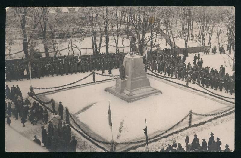 fotopostkaart, Viljandi, Vabaduse plats, ausammas, sõjaväelased, Eesti Vabariigi 10. sünnipäev, 24.03.1928