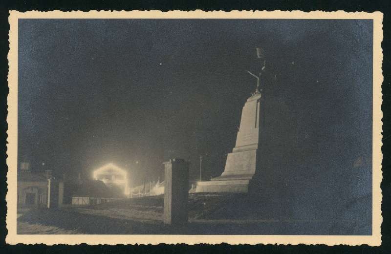 fotopostkaart, Viljandi, Tallinna tn, Vaksali tn, Eesti Vabadussõjas langenute mälestussammas, Põlluseltsi kaubamaja valgustatud, u 1935