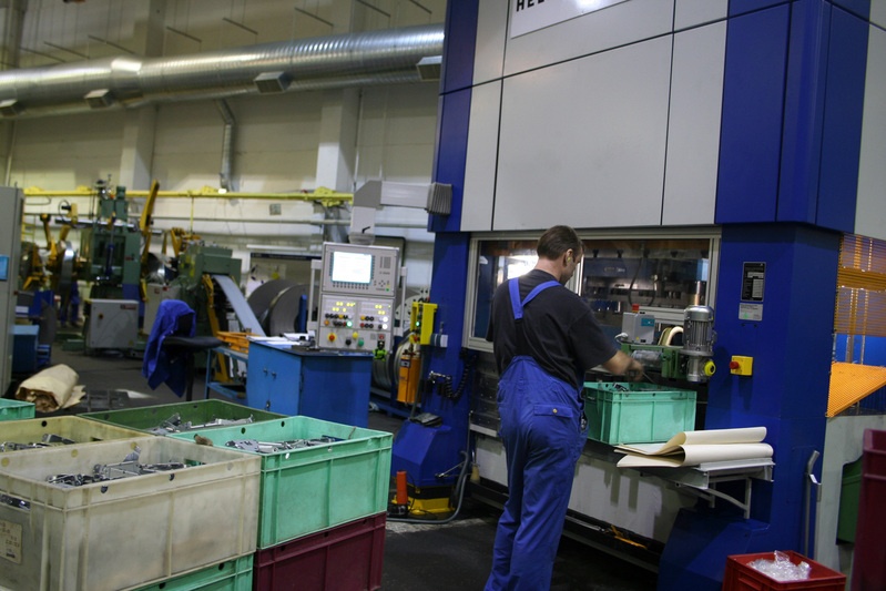 AS Normas laste turvaseadmete osade valmistamise masin ja seal taga töötav Tarmo Ringla