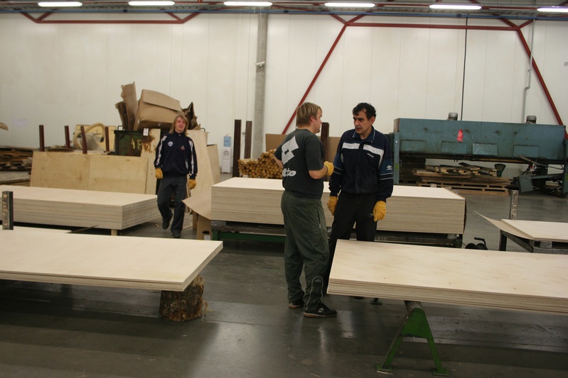 OÜ Baltic Panel Groupis vineertahvilte pakkimine