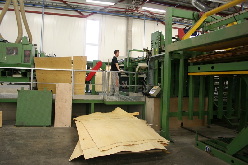 Spooni jätkamise masin OÜ Baltic Panel Groupis