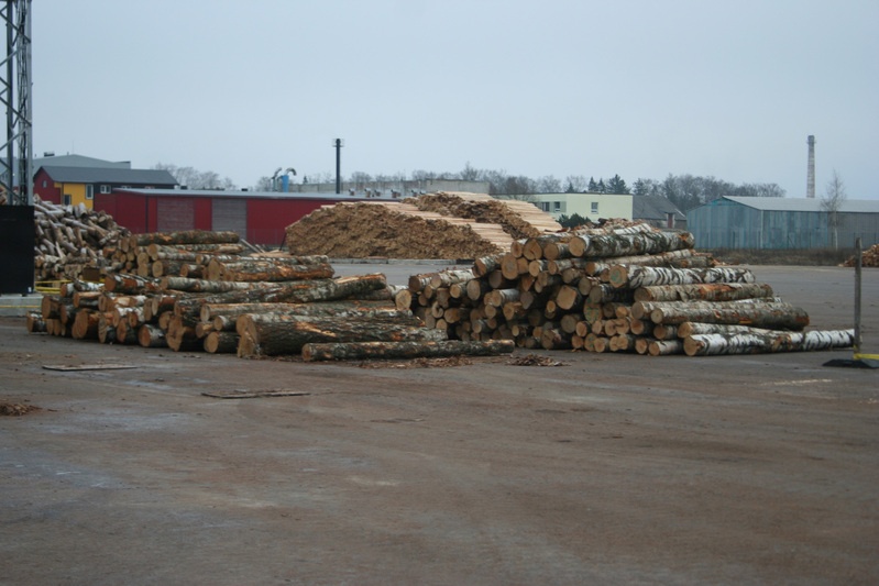 OÜ Baltic Panel Groupi toormaterjal ettevõtte hoovil