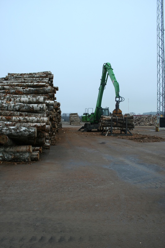 OÜ Baltic Panel Groupi toormaterjal ettevõtte hoovil