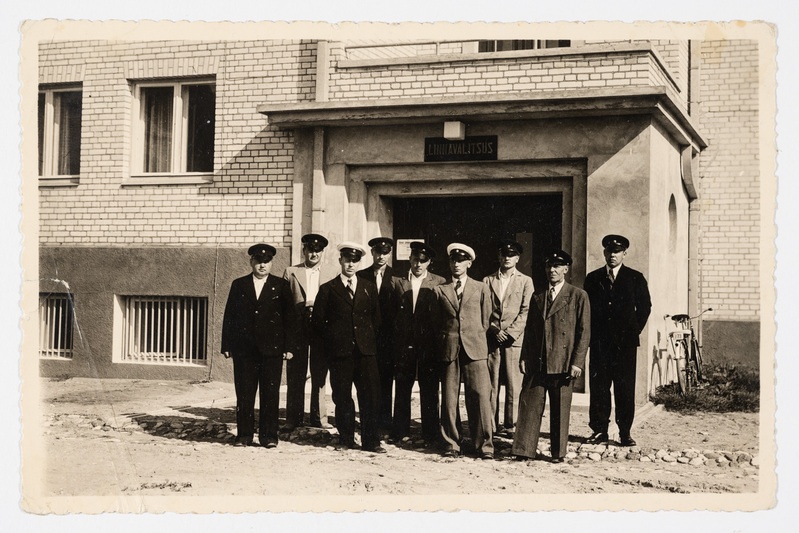 Sindi VTÜ 1937. a. juhatus Sindi uue raekoja ees