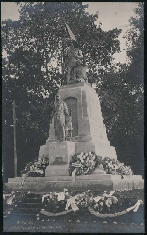 fotopostkaart, Viljandi, Eesti Vabadussõjas langenute mälestussammas, avamine, pärjad, 19.09.1926, foto J. Riet