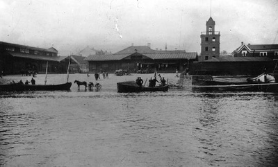 Emajõe üleujutus nn väikese kaubahoovi ja vana pritsimaja kohal. Paadid, hobuveokid, inimesed vees. Tartu, u 1899. Repro: E. Selleke.  duplicate photo