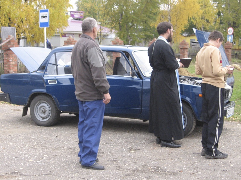 Ust-Kulomi preester Aleksander Antonov õnnistab pärast pühapäevahommikust teenistust sisse koguduseliikme (esiplaanil) uut autot.