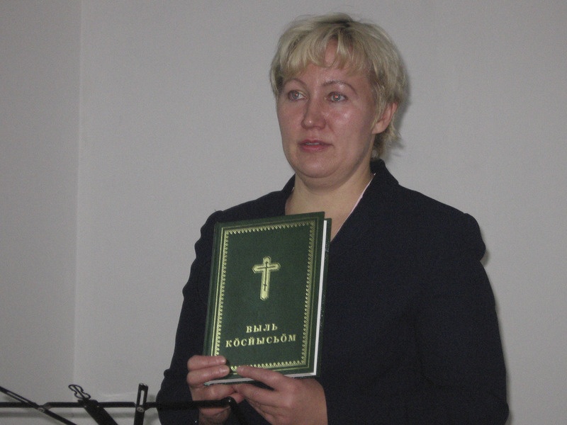 Antonina Anatoljevna Kuznetsova (Komi Vabariigi presidendi esindaja Ust-Kulomi rajoonis, s 1966) esitleb protestantide jumalateenistusel Don’i külas Uue Testamendi komikeelset tõlget.