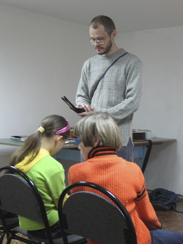 Andrei Kudinov (venelane, s 1978, pastor ja inglise keele õpetaja) jutlustab protestantide teenistusel, Don’i küla