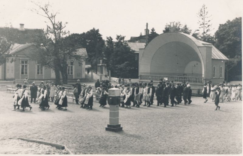 Foto. Eestirootslaste laulupeo rongkäik Suurel promenaadil kõlakoja lähedal. 1933.  Albumis HM 8466:1. Kuulunud kapten Harald Dampffile.