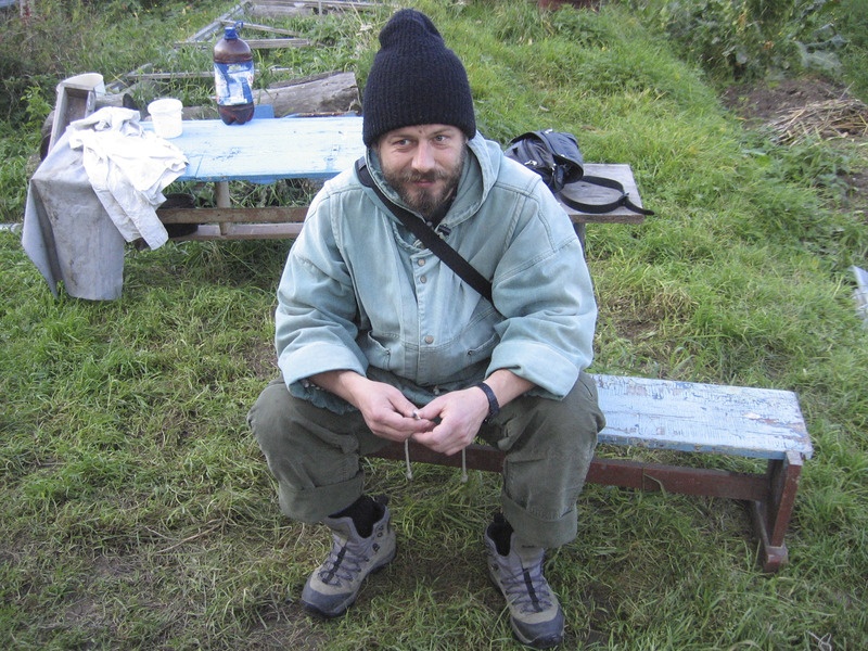 TÜ etnoloogiprofessor Art Leete Valentina Andrejevna Trofimova ja Vladimir Mihhailovitš Trofimovi hoovis, Mõjoldino küla