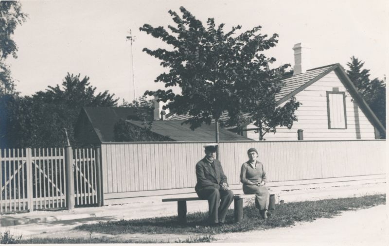 Foto. Harald ja Olga Dampff kodumaja ees tänaval. 1938. Albumis HM 8466:1. Kuulunud kapten Harald Dampffile.