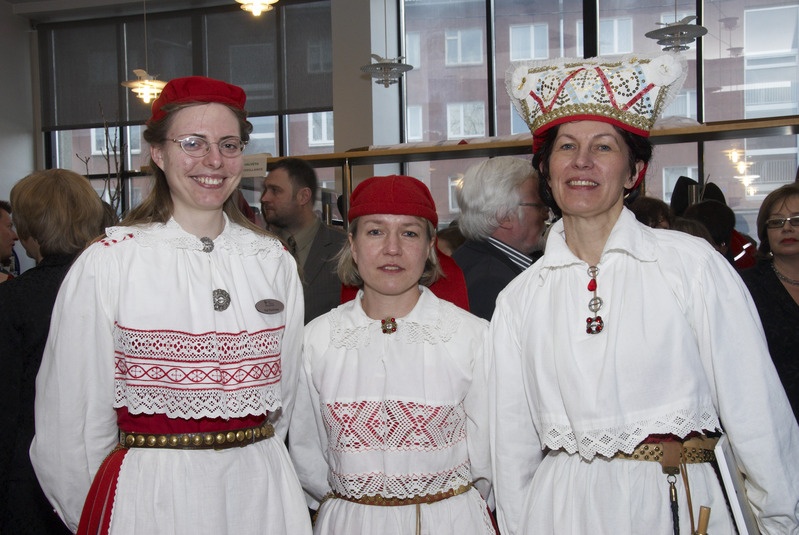 Hiiumaa rahvariietes Age Raudsepp, Soome Instituudist Järvi Lipasti, Hiiiumaa muuseumist Helgi Põllo