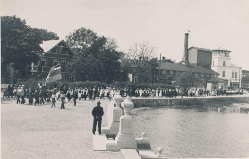 Foto.  Eestirootslaste laulupeo rongkäik Suurel promenaadil.  1933. Positiiv on defektiga - ümberpööratud kujutisega. Albumis HM 8466:1. Kuulunud kapten Harald Dampffile.