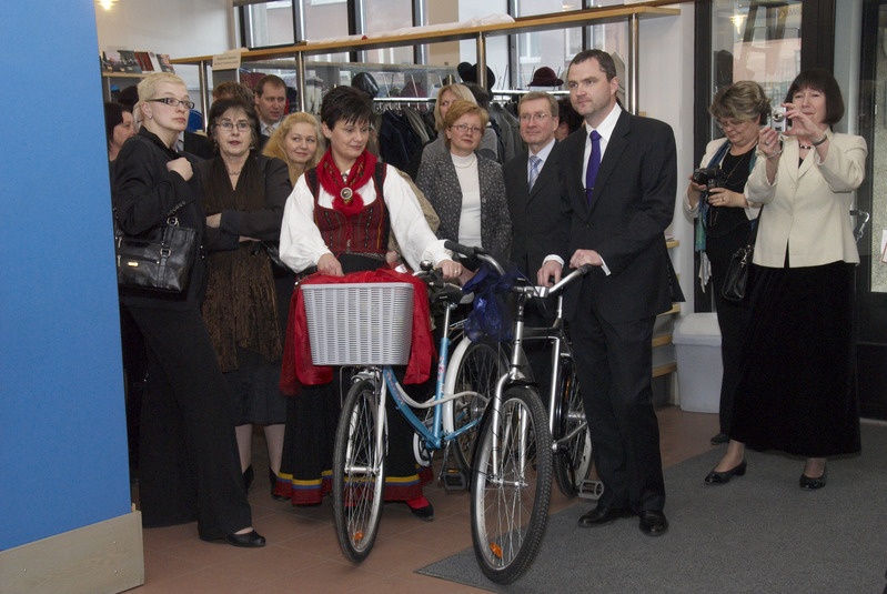 Kultuuriminister Laie Jänes ja kantsler Siim Sukles ERMile kingitavate jalgratastega