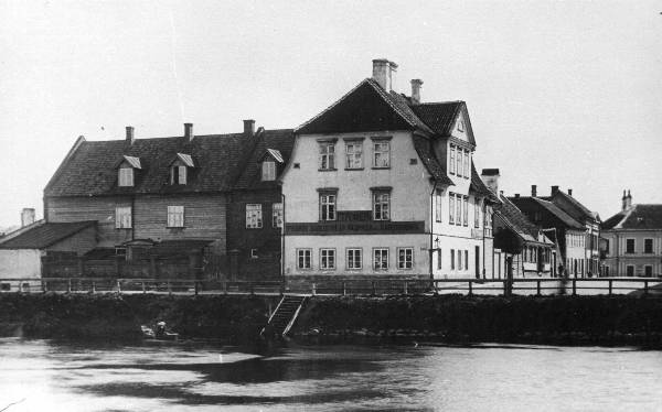 View from the right shore of Emajõe towards the left shore: the Treffner Gymnasium and Hobuse t. houses at the top and the staircase reaching the Kalda t arm tree and river. Behind the so-called Katariina house (Narva t 23). Tartu, 1910-1918.