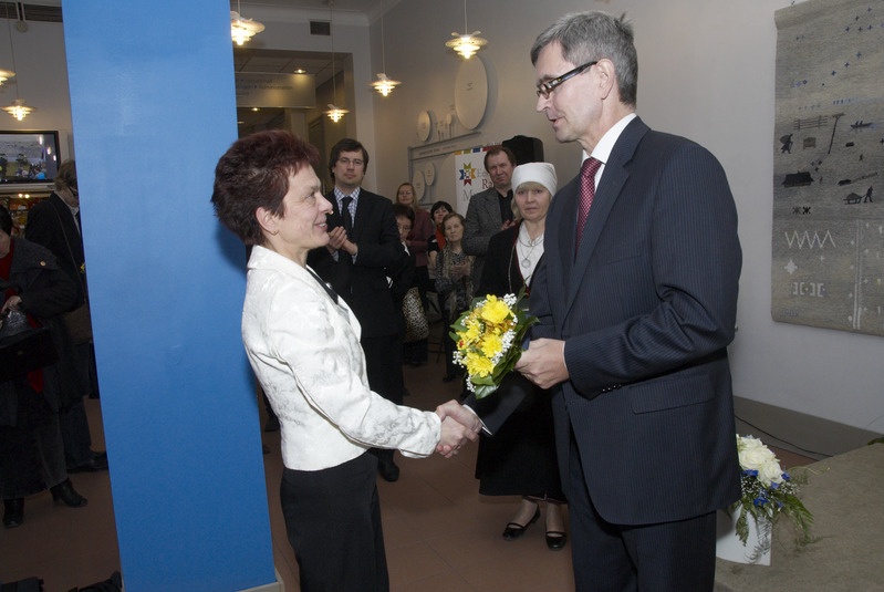 Eesti Panga president Andres Lipstok õnnitleb Krista Aru