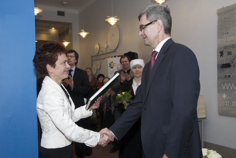 Eesti Panga president Andres Lipstok õnnitleb Krista Aru