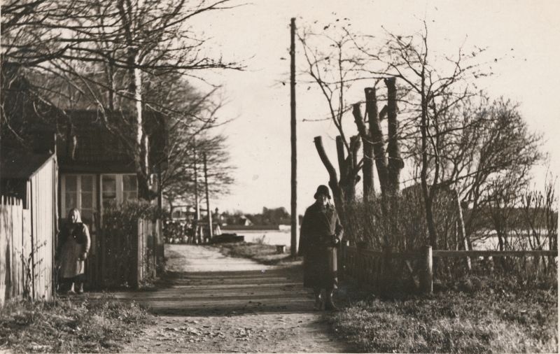 Foto. Naine ja tüdruk tänava ääres Õhtu kalda alguses. 1930. Albumis HM 8466:1. Kuulunud kapten Harald Dampffile.