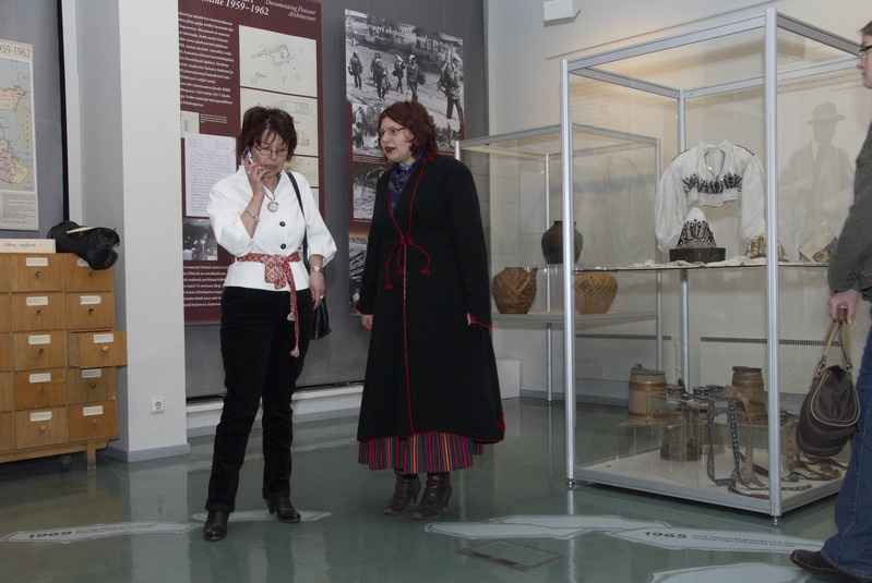Reet Piiri näitusel Rahva muuseum. ERM 100