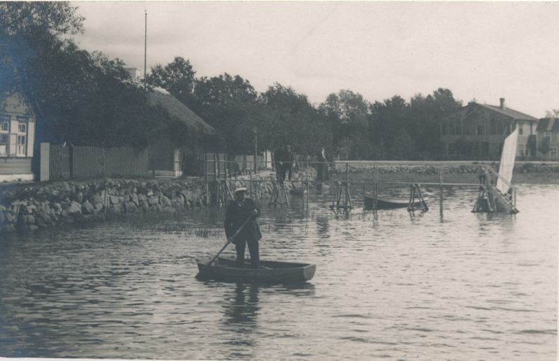 Foto. Paadisild Õhtu kaldal. Albumis HM 8466:1. Kuulunud kapten Harald Dampffile.