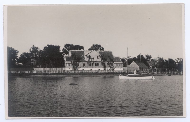 Foto. Vaade Õhtu kaldale merelt. Albumis HM 8466:1. Kuulunud kapten Harald Dampffile.