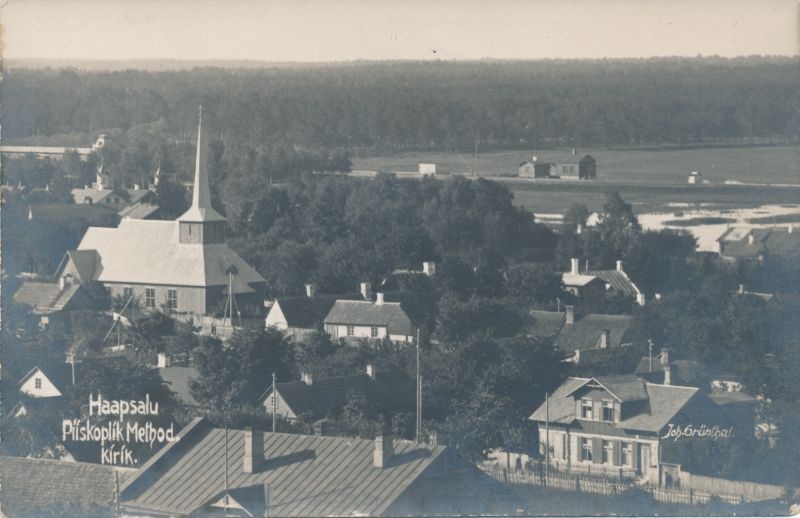 Foto. Haapsalu metodisti kiriku vaade kesklinna poolt. Foto: J. Grünthal. Mustvalge.