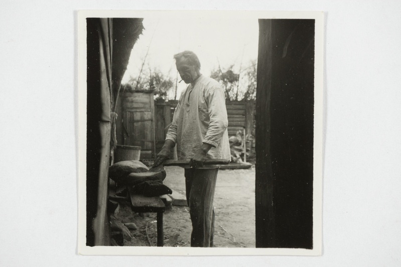 Kirvest ihumas, väiksem puupakku pandud kivi on samuti ihumiseks. Tjapši k