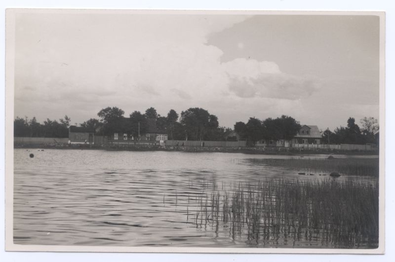 Foto. Vaade Õhtu kaldale lahelt.  Albumis HM 8466:1. Kuulunud kapten Harald Dampffile.