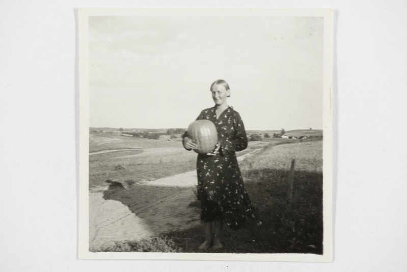 Lutsi tüdruk kõrvitsaga. Tjapši k