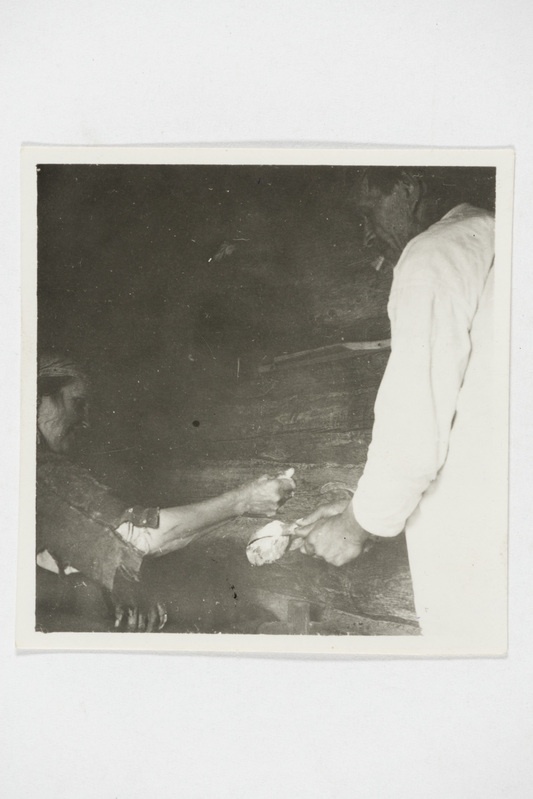 Õlletegemine, mees hoiab tulist kivi, millele naine jahu puistab. Tjapši k