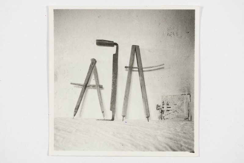 Puutööriistu: niimeister, kaks sirklit. Tjapši k